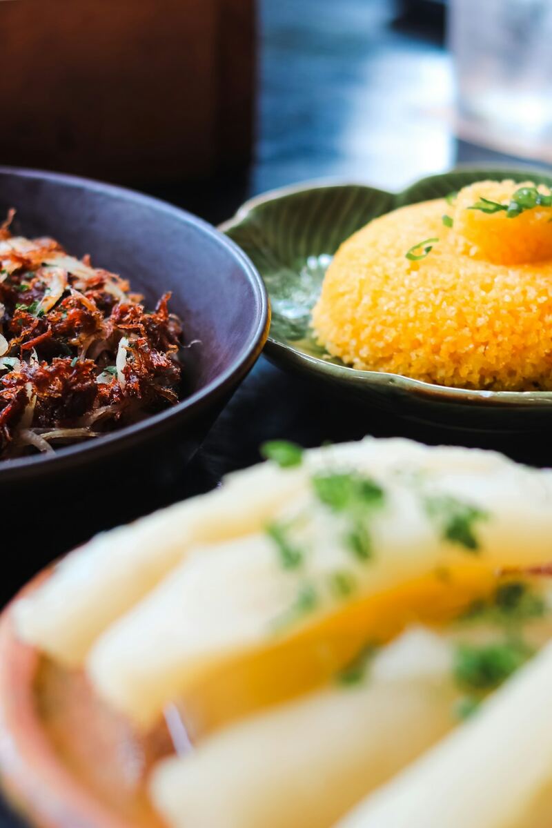 Pratos regionais servidos à mesa: carne seca, cuscuz e mandioca cozida